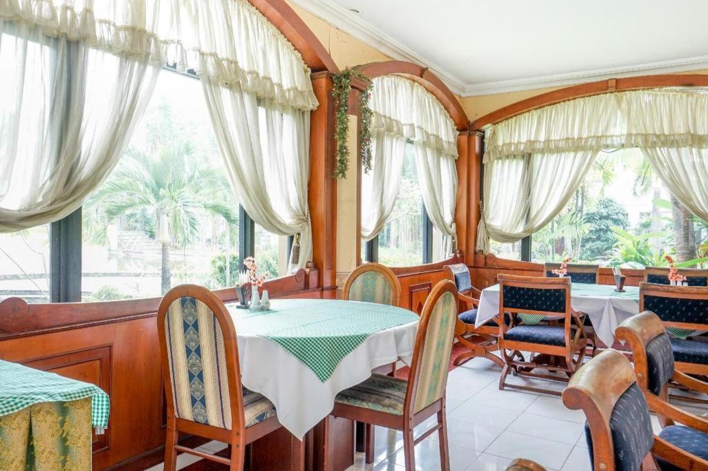 Istana Permata Juanda Hotel Sawotratap Exterior foto