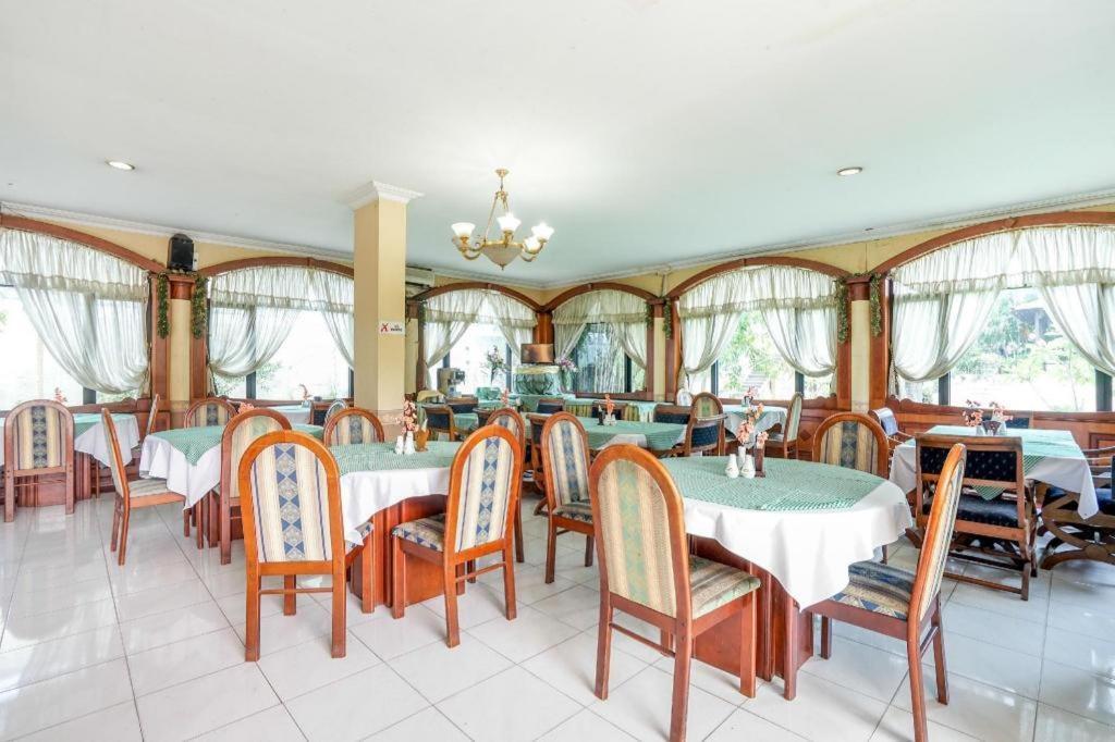 Istana Permata Juanda Hotel Sawotratap Exterior foto
