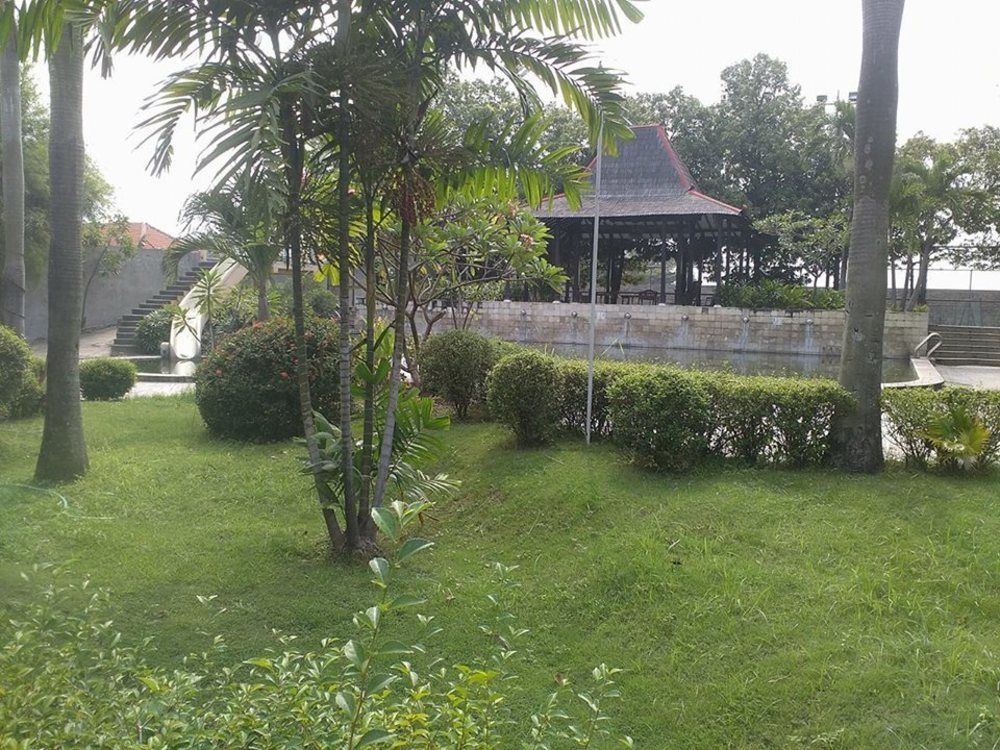 Istana Permata Juanda Hotel Sawotratap Exterior foto